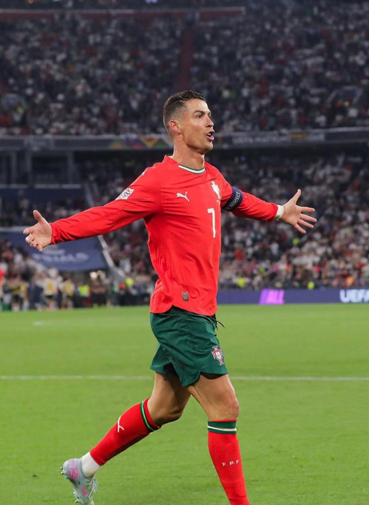 开云app下载包含巴黎圣日耳曼带队取胜！，C罗重要时刻出色防守赢得满堂喝彩的词条